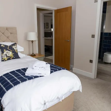 5 Tarn End Luxurious With View To Talkin Tarn, Near Hadrians & The District *